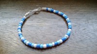 Bracelet rigide avec perles bleues